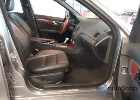 2011 Mercedes-Benz C 300 Luxury 4Matic/Sport 4Matic z USA, uszkodzony, nr VIN WDDGF8BB8BR154888